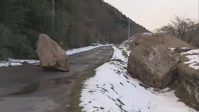 最大震度5強の地震で落石…道路をふさいでいた岩を約4か月ぶり撤去　落石の危険性残り通行止め続く　鳥取