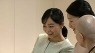紀子さまと佳子さまが「山村御流いけばな展」を鑑賞　佳子さま「花と器の調和がとてもすてきな空間」
