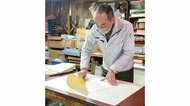 速くて正確！紙を竹ベラで折る職人の手さばきに見惚れる…機械がない時代から続く“製本のワザ”に称賛の声