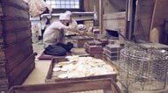 消えゆく手焼き煎餅の技　レンガ窯で炭火と向き合う79歳職人　「体が動かなくなるまでは」受け継がれた火を絶やさぬ思い
