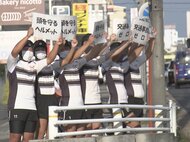 10月から“努力義務化”…高校生が警察官と「自転車でのヘルメット着用」呼びかけ 頭のケガは致命傷にも