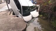 市の中心部で車2台水路に転落 なぜ? ブレーキ音カギか