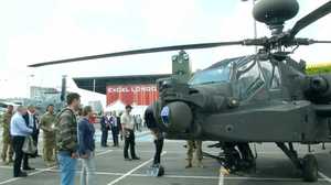 兵器展示会の目的は、輸入する側の軍隊や警察にくい込むこと