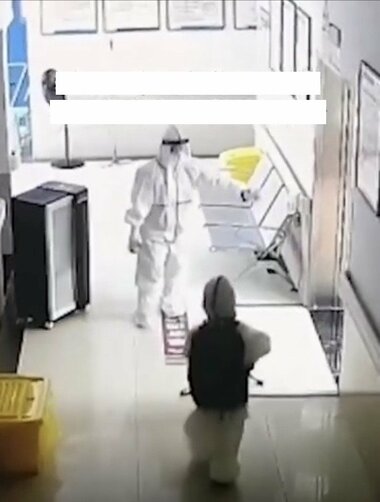 4歳の子供が1人で入院 社会に犠牲を強いる中国の“ゼロコロナ”政策