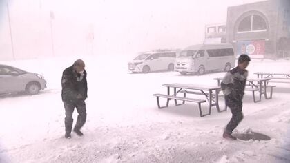 【雪の季節到来】札幌市内の平地も雪景色に 峠は一面の銀世界…カー用品店はタイヤ交換で混雑「30台分全て埋まっている」…11月はタイヤ脱落事故が急増 自分で交換する際の注意点は〈北海道〉