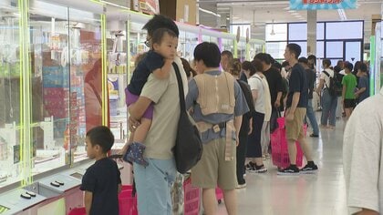 買うより安くあがる？ クレーンゲーム専門店、景品が日用品だらけで主婦・ファミリー層に大人気　新鮮なキャベツ・卵・トイレットペーパーまるでスーパーの売り場
