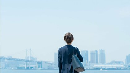 からだの疲れを感じる女性が昨年より17ポイント増加で約6割に。原因1位は「仕事・業務量が増えたこと」