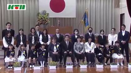島の小学校が子供の減少で合併　新しい生月小学校の入学式で新入生は7人　開校式で新しい校章と校歌がお披露目