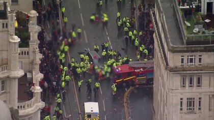 パレード沿道に車突っ込み次々と人はねる…遠藤航選手も所属のイギリス・リバプールでサッカー・プレミアリーグ優勝祝うため数千人が参加　イギリス人の白人の男（53）拘束