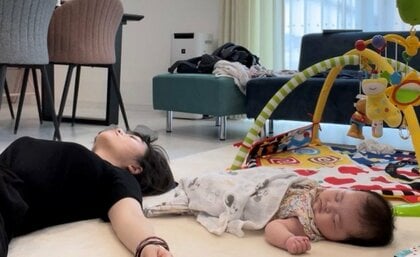 妻「これじゃない気がする」…夫撮影の“妻が育児する写真”は寝落ち姿!? 他の写真も見せてもらった