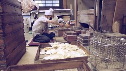 消えゆく手焼き煎餅の技　レンガ窯で炭火と向き合う79歳職人　「体が動かなくなるまでは」受け継がれた火を絶やさぬ思い