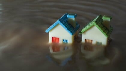 自宅が被災して住めなくなっても住宅ローンは残る！金融機関の対応と「被災ローン減免制度」を解説。自己破産との違いも