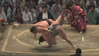 朝乃山、欧勝馬に土俵際まで追い込まれながら投げ一閃【大相撲名古屋場所 13日目結果】