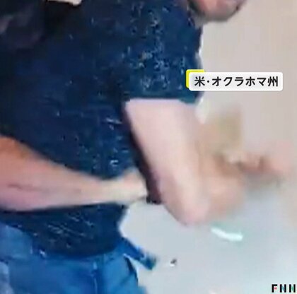 【ドタバタ逮捕劇】暴れるマッチョな不法侵入男テーザー銃発射もビクともせず…負けず劣らずマッチョな警察官がバックドロップで制圧　アメリカ