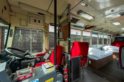 引退バスと旧案内所が宿泊施設に？レトロ感満載で静岡・西伊豆にオープン…担当者に反響や楽しみ方を聞いた