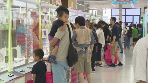 買うより安くあがる？ クレーンゲーム専門店、景品が日用品だらけで主婦・ファミリー層に大人気　新鮮なキャベツ・卵・トイレットペーパーまるでスーパーの売り場