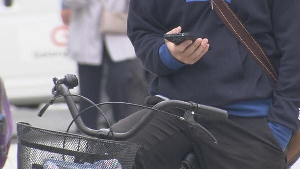 懲役刑も…自転車「ながらスマホ」画面の注視は違反 イヤホン要注意
