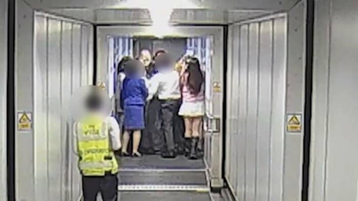 飛行機へと続く通路をもみくちゃになりながら進む中国人女性ファンら