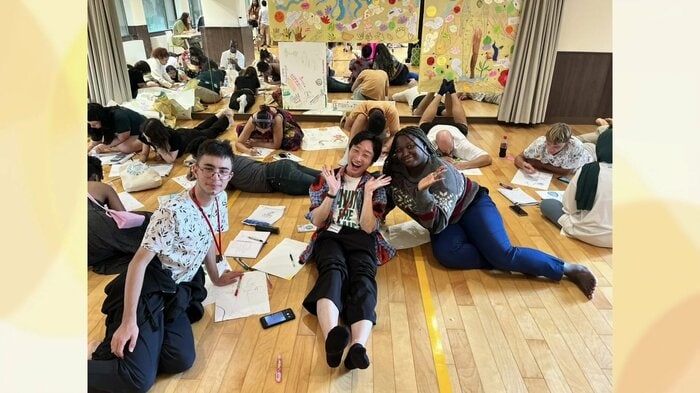 生物多様性国際ユース会議（神奈川・2024年8月）で海外の参加者と交流する佐藤成希さん（中央）【提供：佐藤さん】