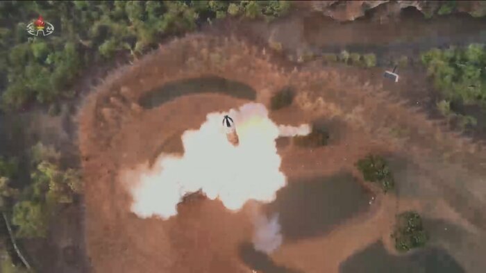 発射管を出たところで点火(朝鮮中央テレビ)