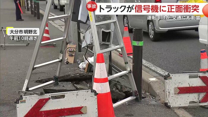 トラックが衝突したことで破損した信号機