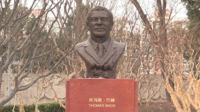 バッハ会長の胸像
