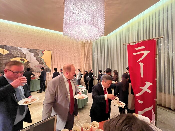 大使公邸内の”出店”に行列