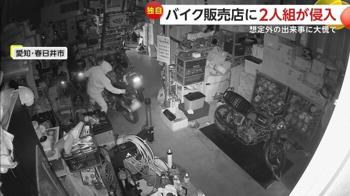 バイクを持ち出そうとする犯人(提供:ガレージ山田)