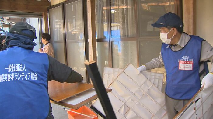 片付けを手伝うボランティア