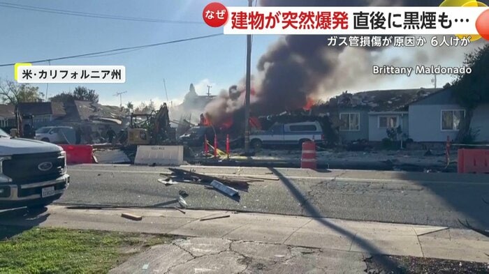 炎が燃え上がり煙がたちこめる建物