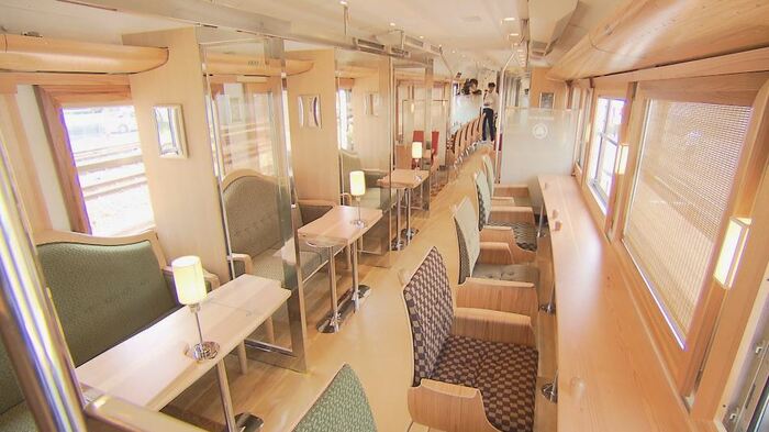 観光列車「ろくもん」の中