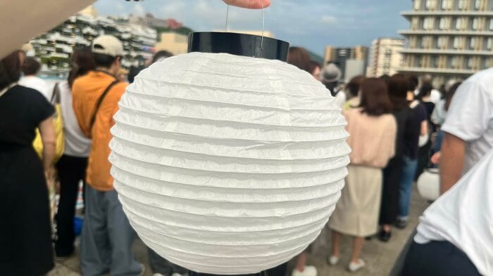 平和への祈りを込めて「白い提灯」が用意された