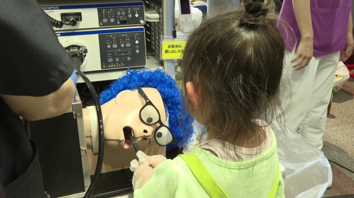 胃カメラを操作を体験する子ども