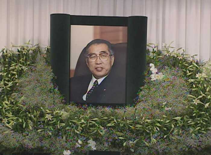 青山葬儀所で開かれた葬儀 祭壇の遺影