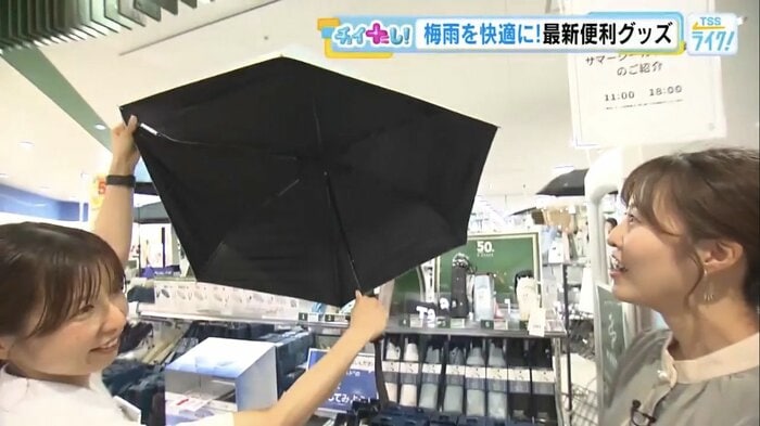 耐風性の傘を紹介するハンズの岡田育子さん（左）