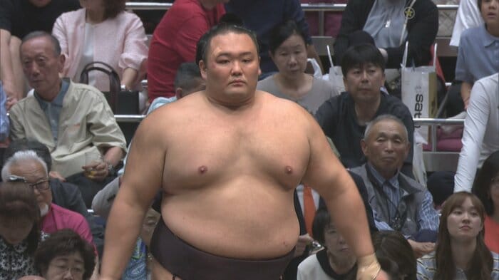 錦富士との取組に臨む朝乃山（10日）　提供：日本相撲協会