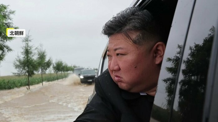 車から身を乗り出す金正恩総書記