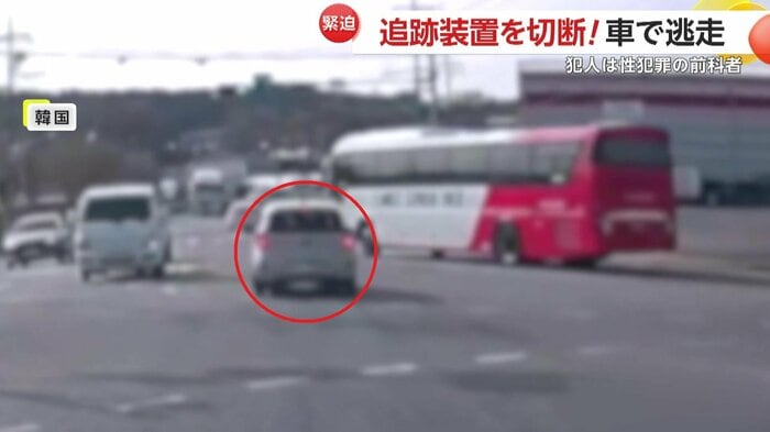 バスに衝突しそうな逃走車
