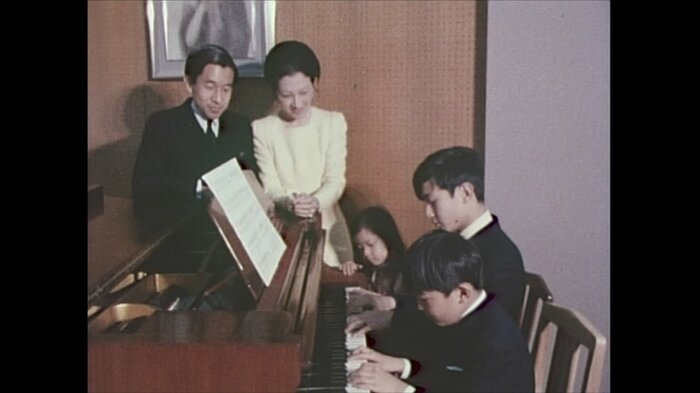 昭和49年(1974年)11月 上皇ご夫妻が見守られる中、ピアノを弾かれるお子さま方
