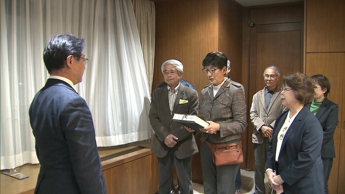 署名を提出する市民団体(2021年12月)