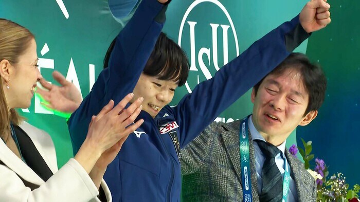 キスクラで大きなガッツポーズを見せる鍵山(2024年世界選手権)