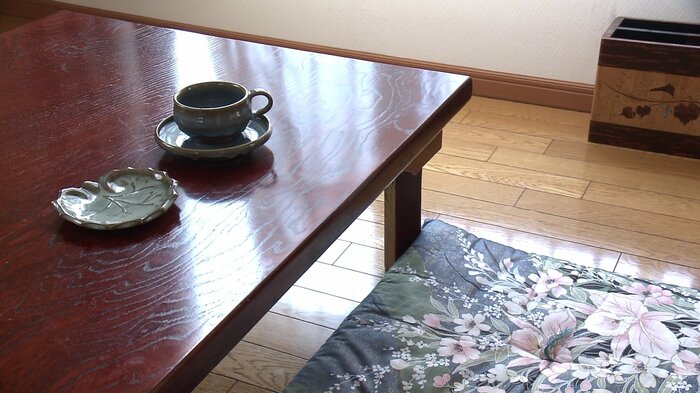 室内には楢岡焼の食器（テーブルの上）や樺細工（右上）の工芸品などが配置されている