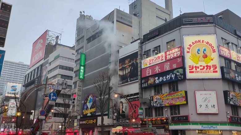 「解体工事かと思ったら火がすごい勢いで…」繁華街ススキノのビル爆発火災で男女4人搬送　考えられる二つの要因…ガス漏れ・放火の可能性も　札幌市｜FNNプライムオンライン