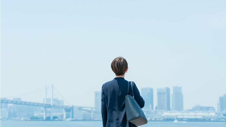 からだの疲れを感じる女性が昨年より17ポイント増加で約6割に。原因1位は「仕事・業務量が増えたこと」