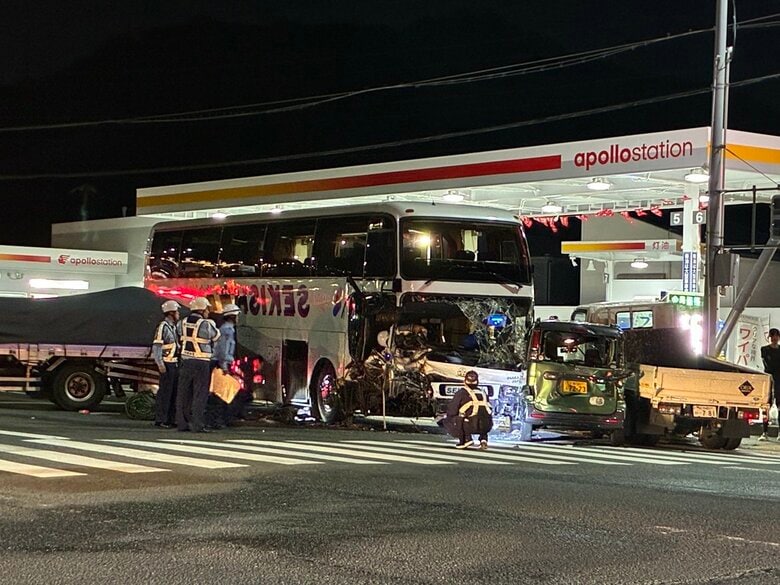 【速報】バスとトラックなど車５台が絡む事故　複数人が病院搬送も全員意識あり　大阪・四條畷市の国道163号線｜FNNプライムオンライン