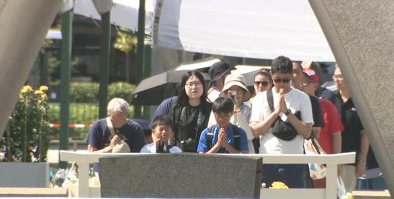 「原爆の日」から一夜明け、平和公園では平和を願う祈り続く「戦争のない世界に」　広島｜FNNプライムオンライン