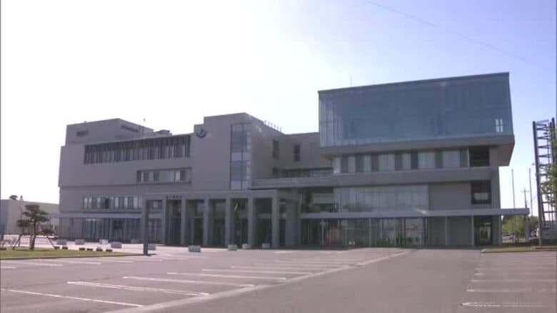 官製談合防止法違反などで潟上市職員ら男3人逮捕　市発注工事で最低制限価格漏らし入札妨害した疑い　秋田｜FNNプライムオンライン