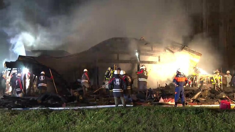 固定電話から通報後連絡とれず　4棟全焼し焼け跡から1人遺体　通報した1人暮らしの男性か　岩手県奥州市｜FNNプライムオンライン