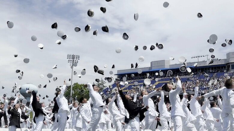 伝統の“帽子投げ”で式典締めくくり　アメリカ海軍士官学校で卒業式　「ブルーエンジェルス」も祝福｜FNNプライムオンライン