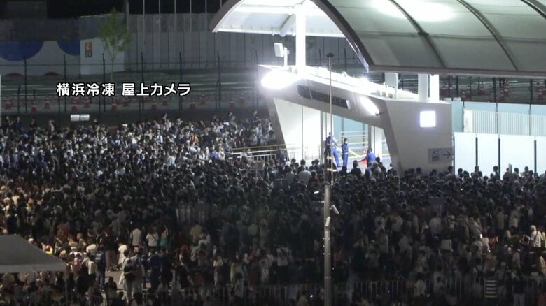 帰宅困難者続出で大混雑…唯一の鉄道ルート運転見合わせで万博会場最寄り駅閉鎖　協会は閉場時間過ぎた後も会場内に留まるよう呼びかけ｜FNNプライムオンライン